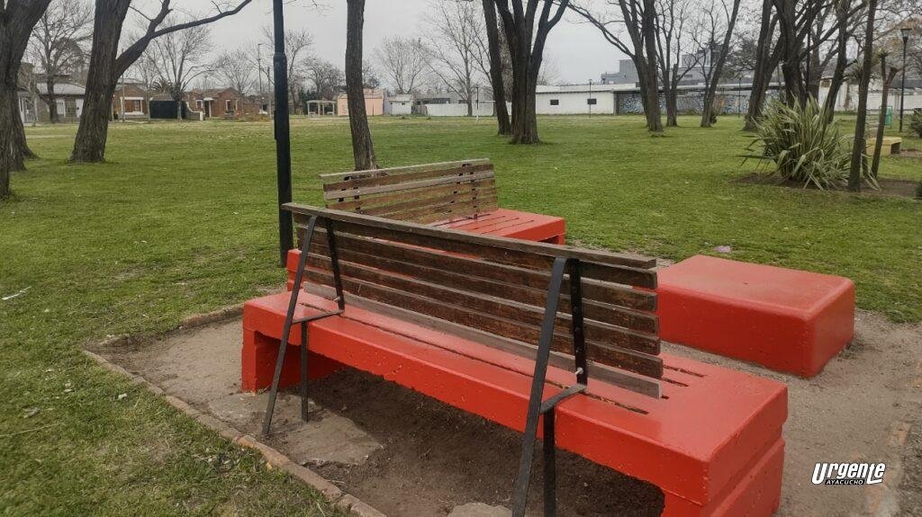 Cuál es el motivo de pintar “bancos rojos” en Ayacucho