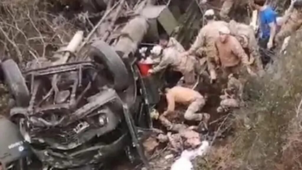 Camión militar desbarrancó y cayó al vacío en San Martín de los Andes dejando cuatro muertos y múltiples heridos