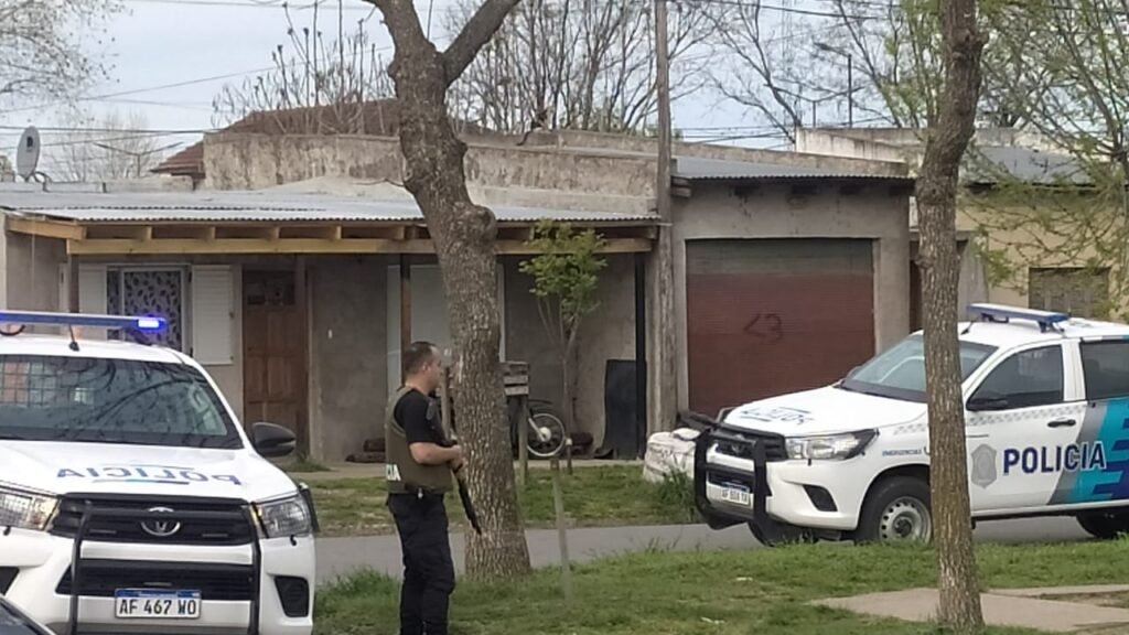 Tras un robo en una casa, la policía allanó una vivienda donde los resultados fueron positivo