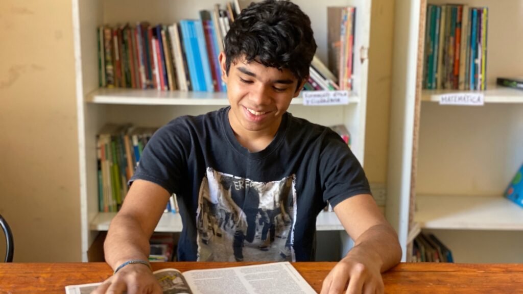 Lucio tiene 15 años se cansó de esperar a su madre y busca una familia que lo adopte