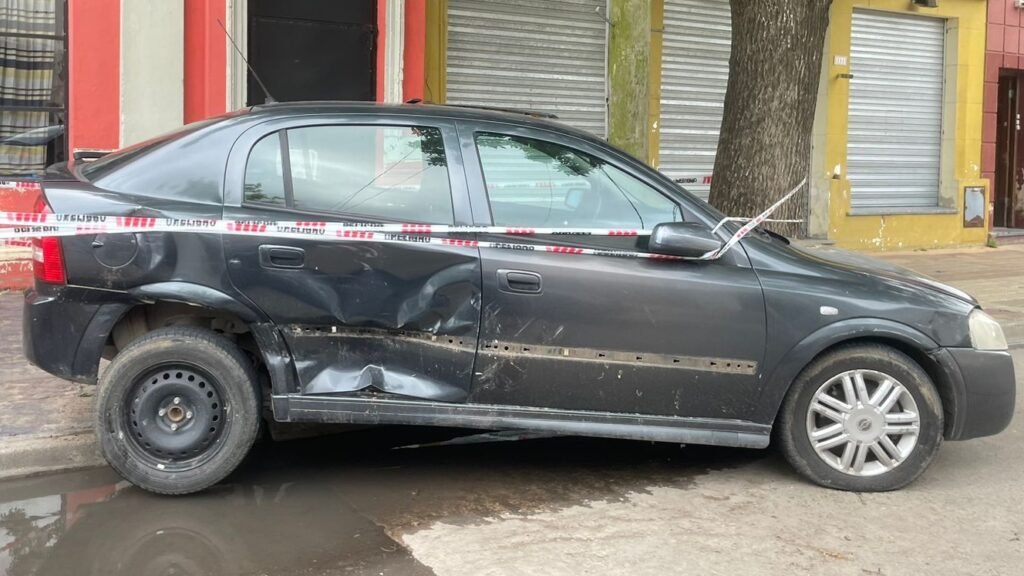Una camioneta habría impactado un vehículo y huyó del lugar