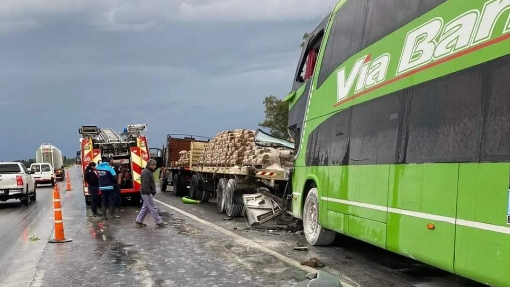 Impactante choque entre un micro de doble piso y un camión en Ruta 3