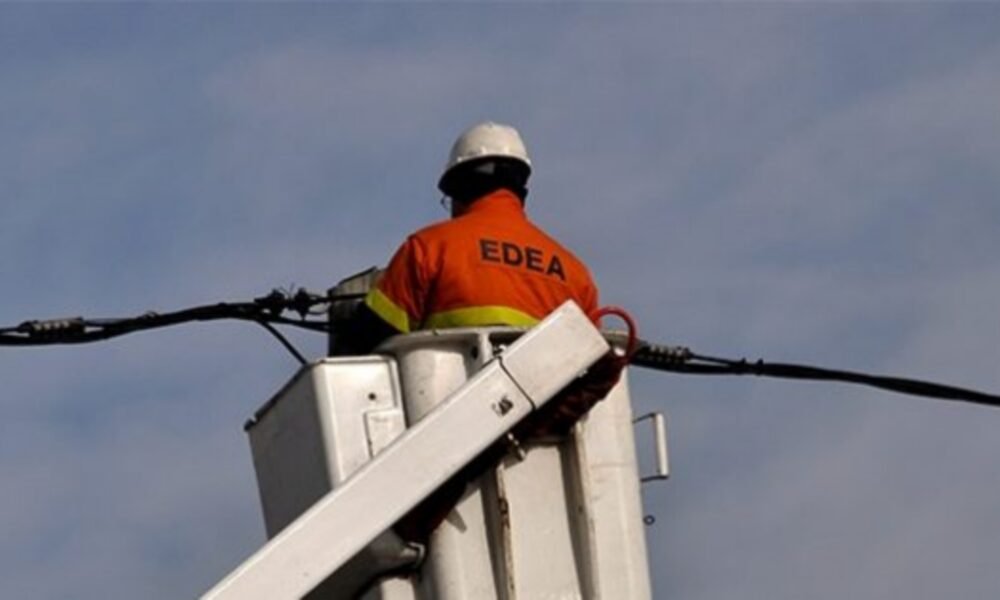 Vecinos reportaron cortes de energía en varios barrios de la ciudad