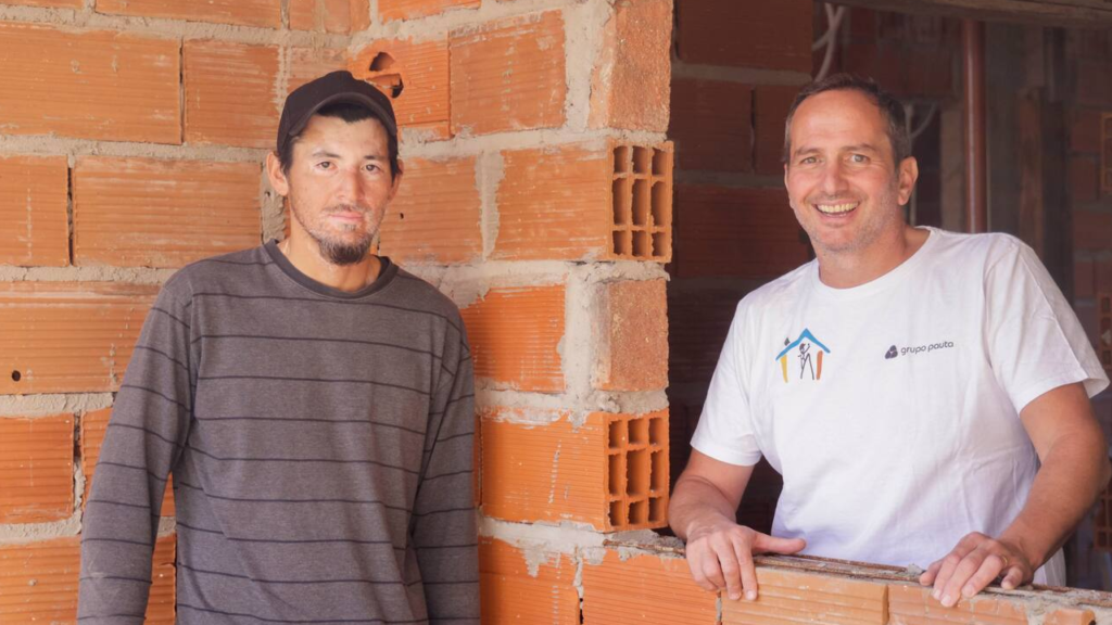 Construyendo Sueños: Albañil Argentino cumple el sueño de la casa propia gracias a una iniciativa solidaria