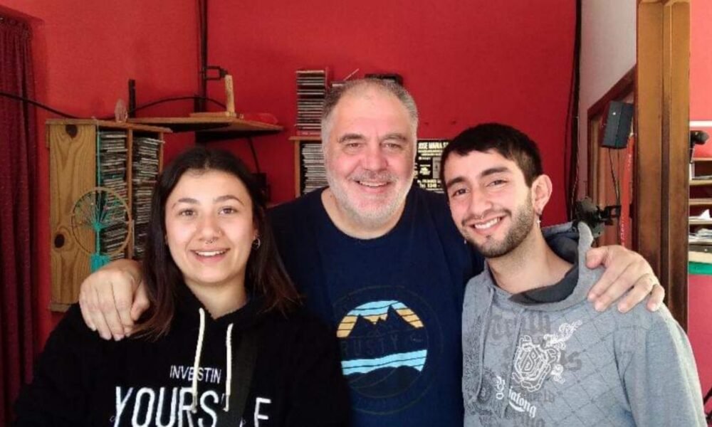 Dos jovenes jovenes libertarios de Ayacucho contaron por que elegieron unirse al espacio teniendo familias peronistas