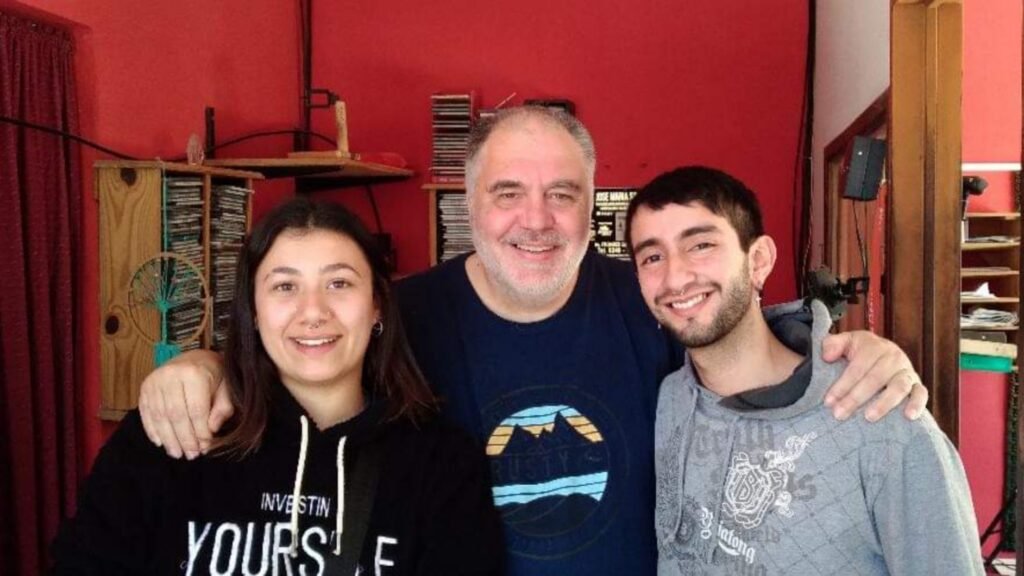 Dos jovenes jovenes libertarios de Ayacucho contaron por que elegieron unirse al espacio teniendo familias peronistas