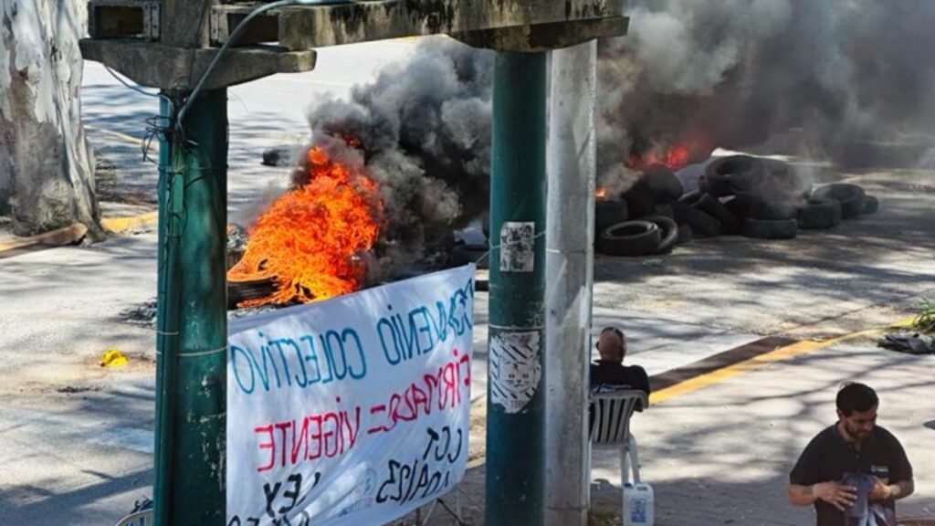 Tensión en Pinamar en medio de un reclamo de trabajadores municipales: El Intendente realizó una denuncia