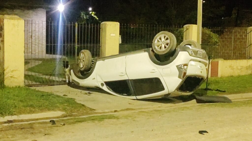 Un vehículo volcó en Avenida Newbery y dos jóvenes fueron trasladados al Hospital