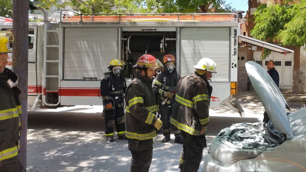 Un vehículo sufrió un incendio mientras circulaba por calle Saénz Peña