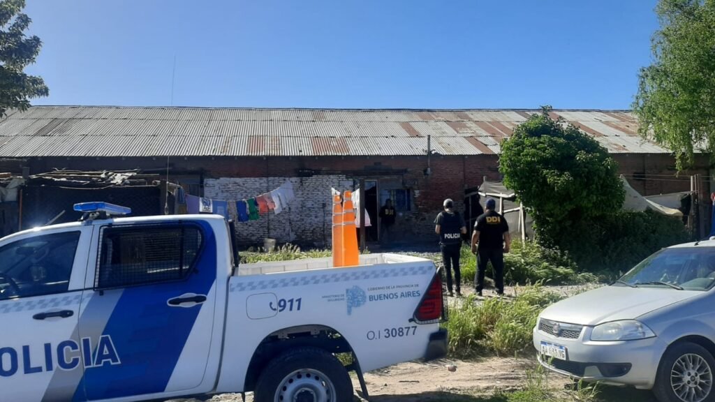 La policía allanó varios domicilios por un reciente robo en una vivienda