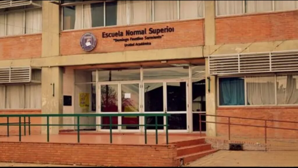 Alumnos de la Escuela nacional realizan una sentada en protesta por una modalidad de elección de orientaciones