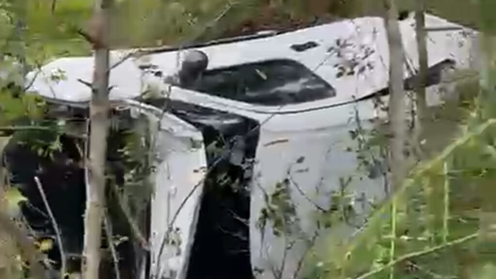 Un joven perdió el control de su camioneta, despistó y terminó sobre un monte en Ruta 74