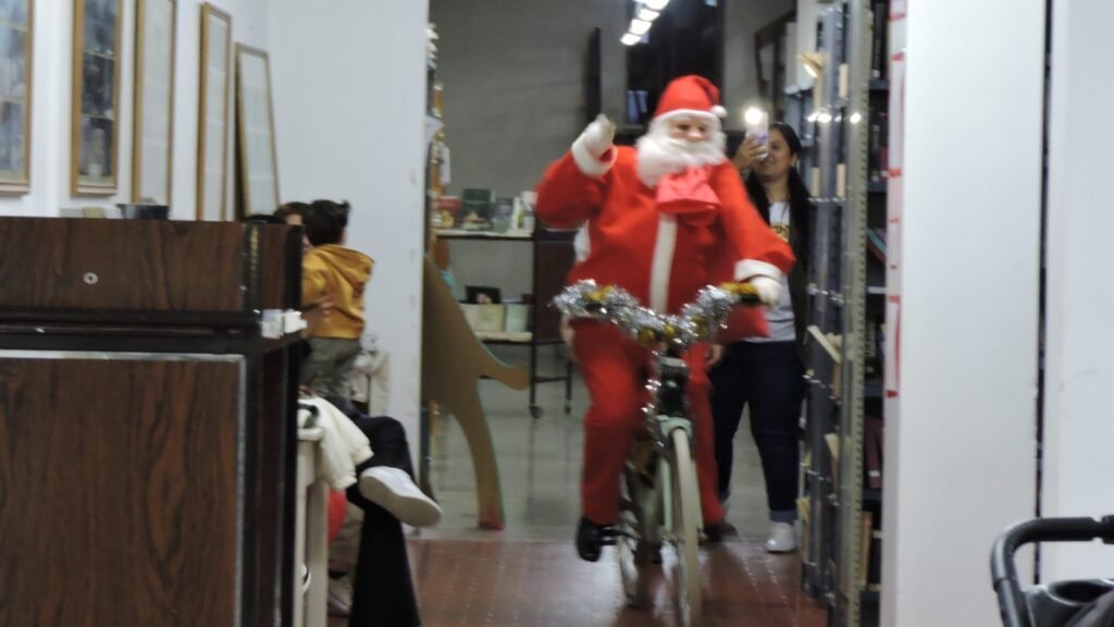 Papá Noel visitó el Club de Leones y la Biblioteca: ¿Dónde será su próxima visita?