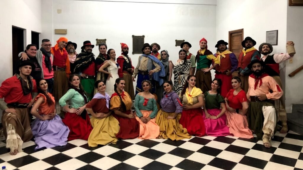 Bailarines de folklore piden ayuda para poder cumplir su sueño en Cosquín