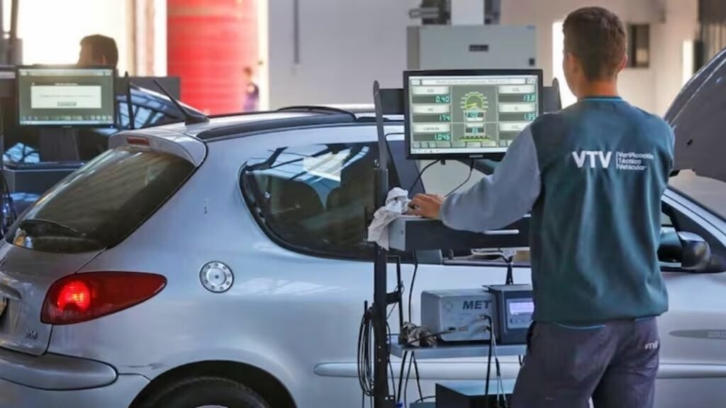 La VTV y el seguro del auto continúan siendo “requisitos obligatorios” para circular