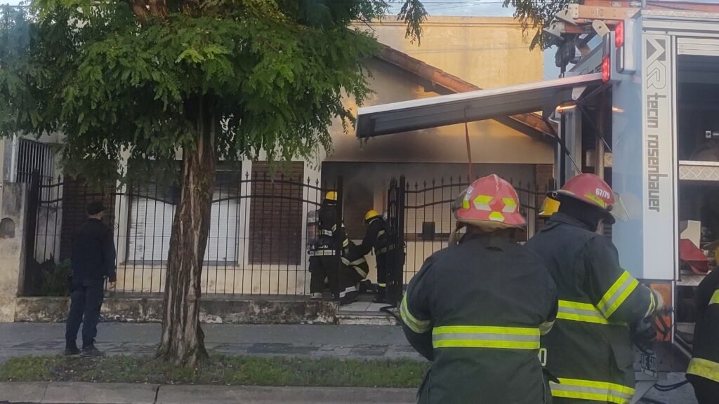 Importante incendio en una vivienda: Una persona recibió atención médica