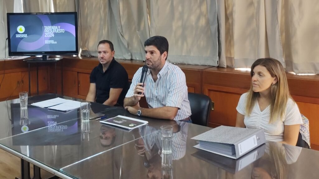 Cordonnier presentó oficialmente el presupuesto y su equipo de gobierno