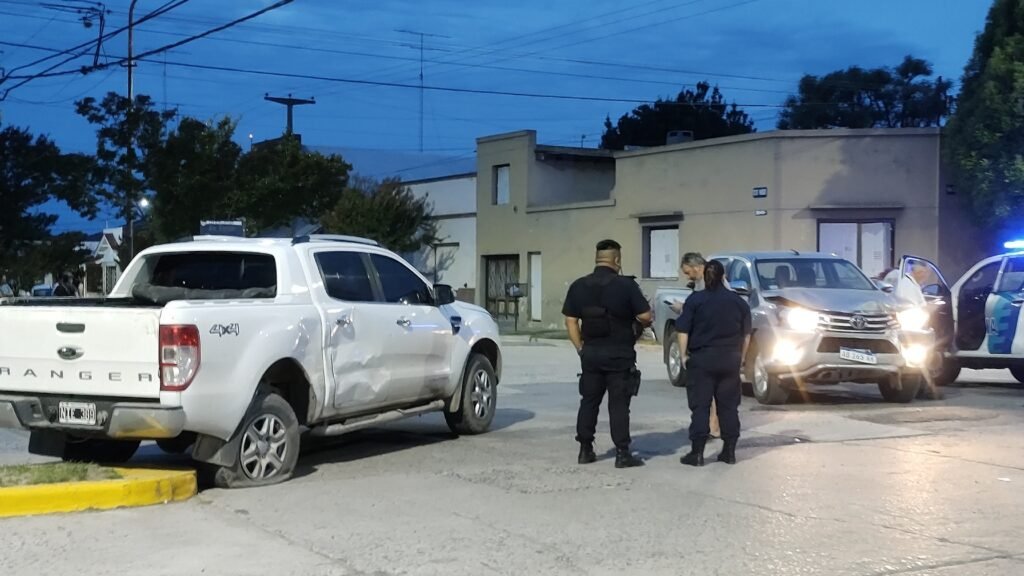 Fuerte choque entre dos camionetas en Avenida Colón