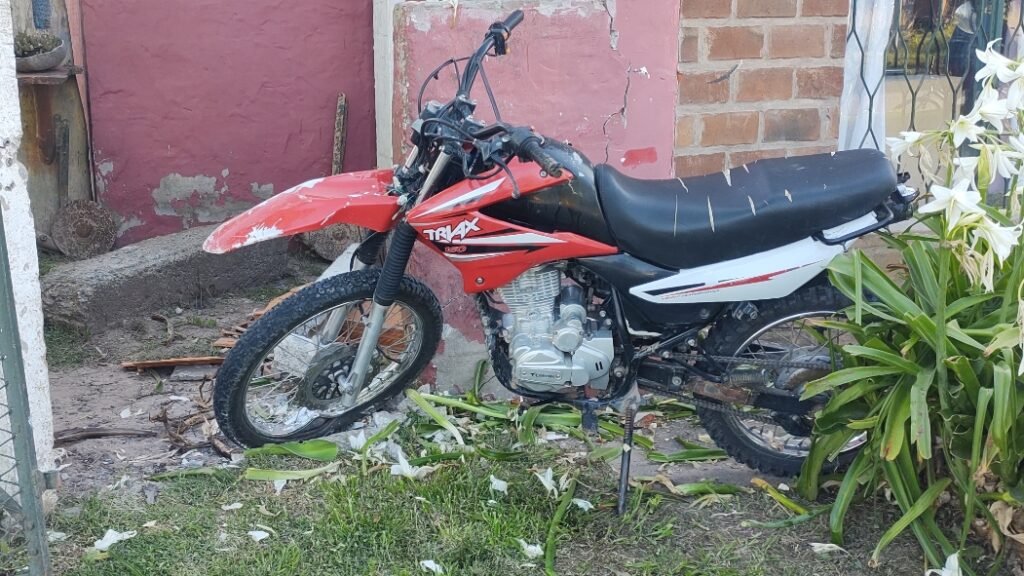Una moto impactó contra una casa y dos jóvenes fueron trasladados al Hospital
