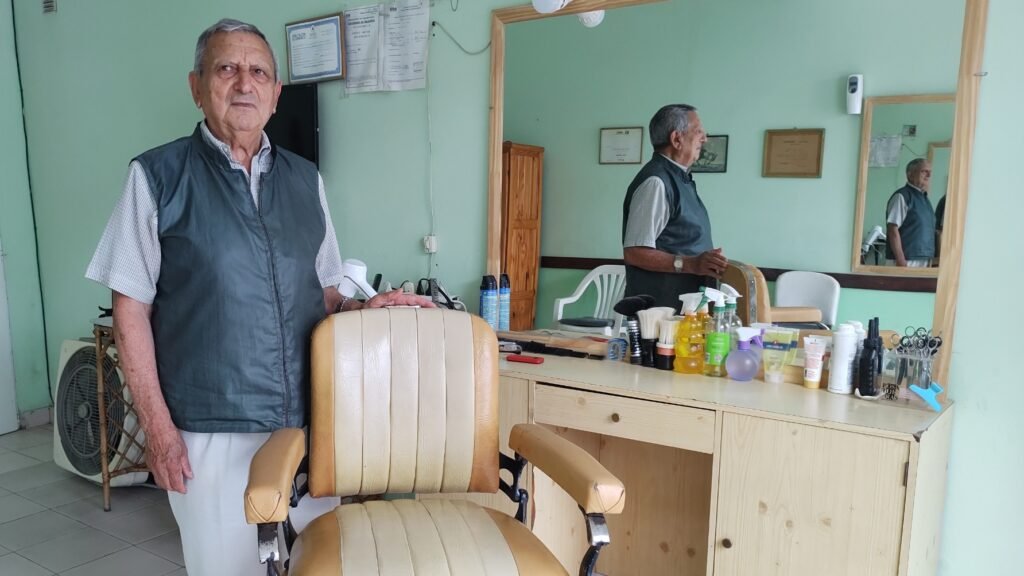 Abel Veloz lleva más de 30 años como peluquero y es uno de los más antiguos en Ayacucho