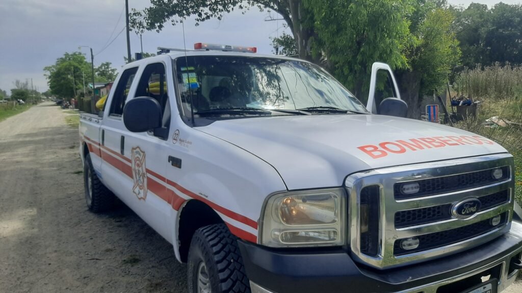 Perdidas totales en un vehículo que fue afectado por el fuego dentro de un campo