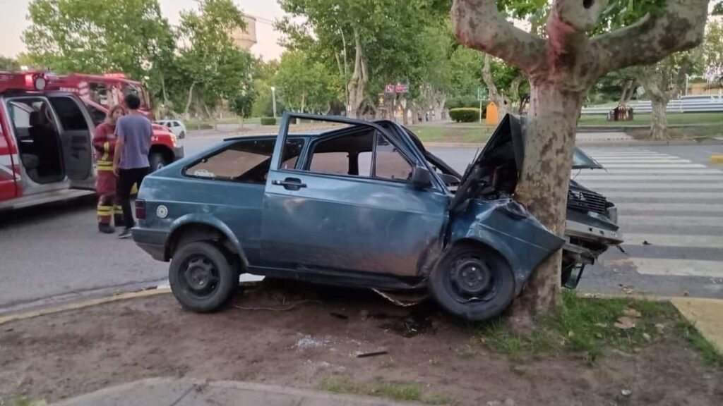 Impactante accidente en Rauch: Conductor herido luego de impactar con su auto contra un árbol