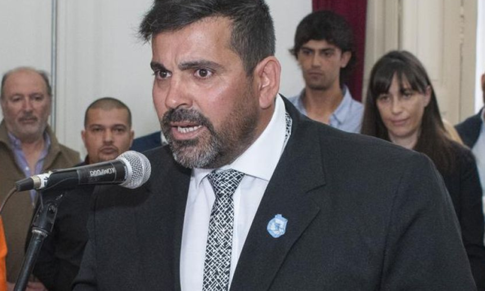 Azul: Concejal libertario hizo apología de la dictadura y dio una insólita explicación