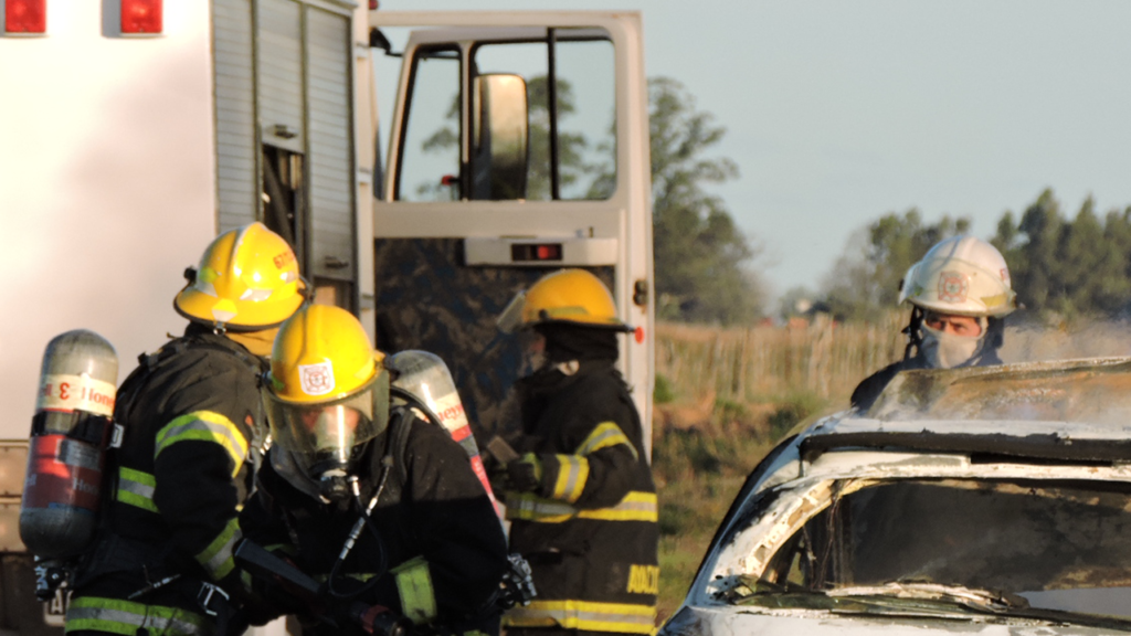 Una camioneta se incendió completamente en Avenida Italia y Avenida Bavio