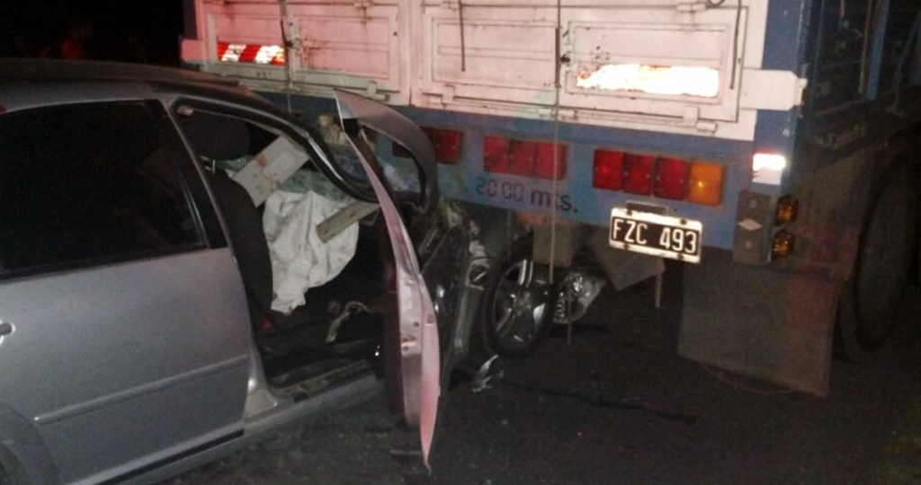 Ruta 30: Un vehículo se incrustó contra el acoplado de un camión que circulaba sin luces