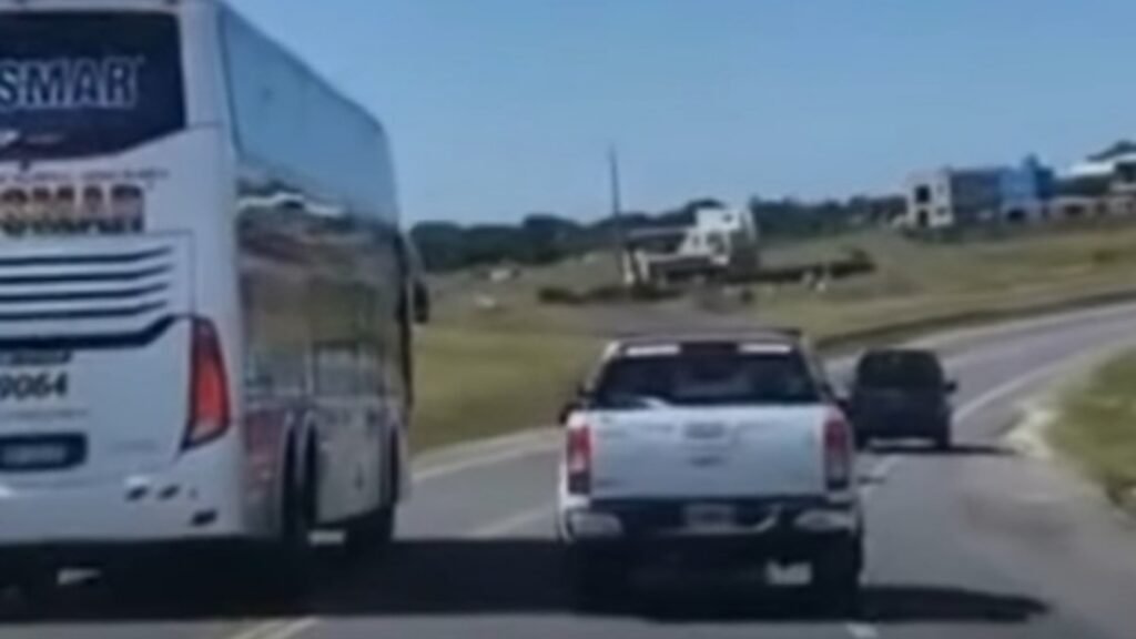 Dos choferes de la compañía Plusmar estuvieron a punto de ocasionar un accidente en la Ruta 11