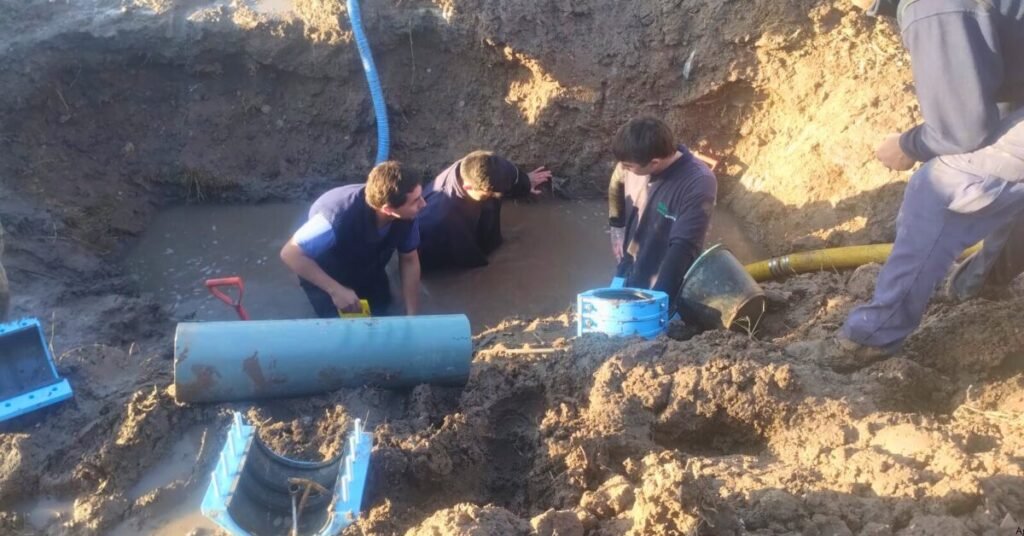 Operarios de ABSA trabajan bajo condiciones adversas para reparar una avería