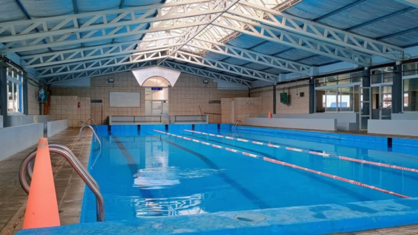 nadadores del CEF Nº 32 durante una competencia de natación
