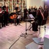 Coro EMEAI durante una presentación musical en Ayacucho, en el marco del ciclo de conciertos “Sonidos que Abrigan”.