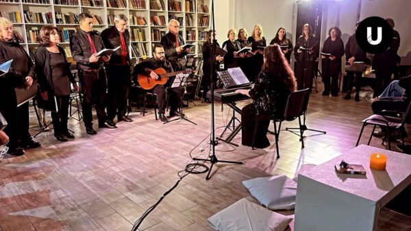 Coro EMEAI durante una presentación musical en Ayacucho, en el marco del ciclo de conciertos “Sonidos que Abrigan”.
