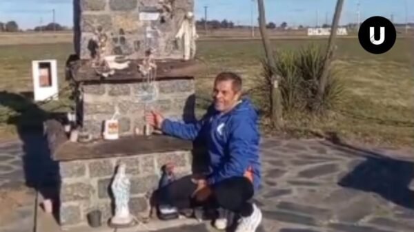 Vecino de Ayacucho corriendo hacia la Virgen con una bandera argentina tras el triunfo de la Selección.
