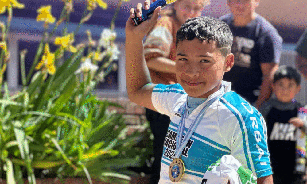 Chicos de la Escuelita de Ciclismo de Ayacucho brillan en el Infanto Nacional y reciben un homenaje en la ciudad