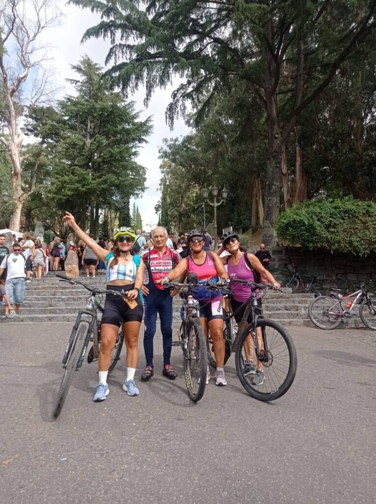 Abel Bruno junto a ciclistas en el Calvario de Tandil durante la travesía