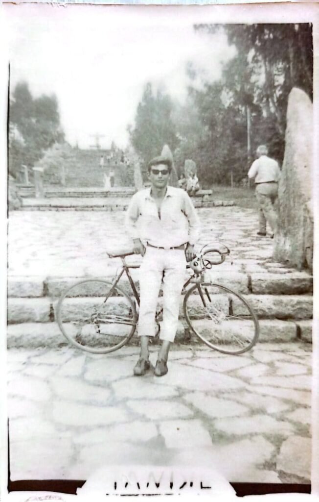 Abel Bruno en sus primeros años realizando viajes en bicicleta