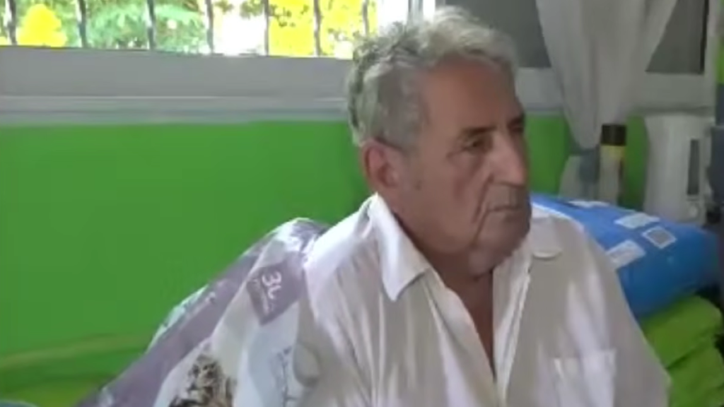abuelo del adolescente hablando sobre la escopeta en Santa Fe