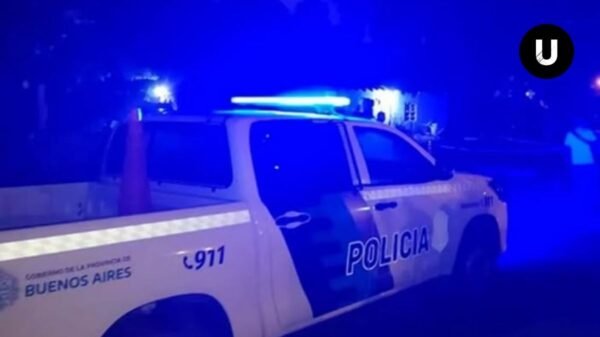 Patrullero y ambulancia en un taller mecánico de Maipú tras un accidente laboral.