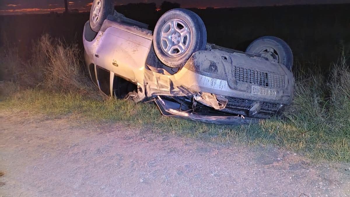 accidente con vuelco en Rauch camioneta