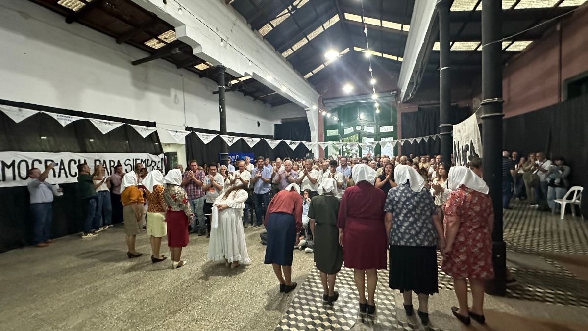 docente Carlos Olagarhay durante el acto del 24 de marzo en Ayacucho