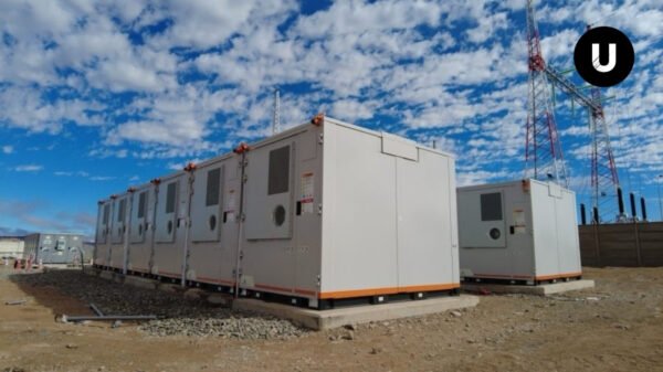 Sistema de almacenamiento de energía en baterías destinado a fortalecer la red eléctrica de la provincia de Buenos Aires.