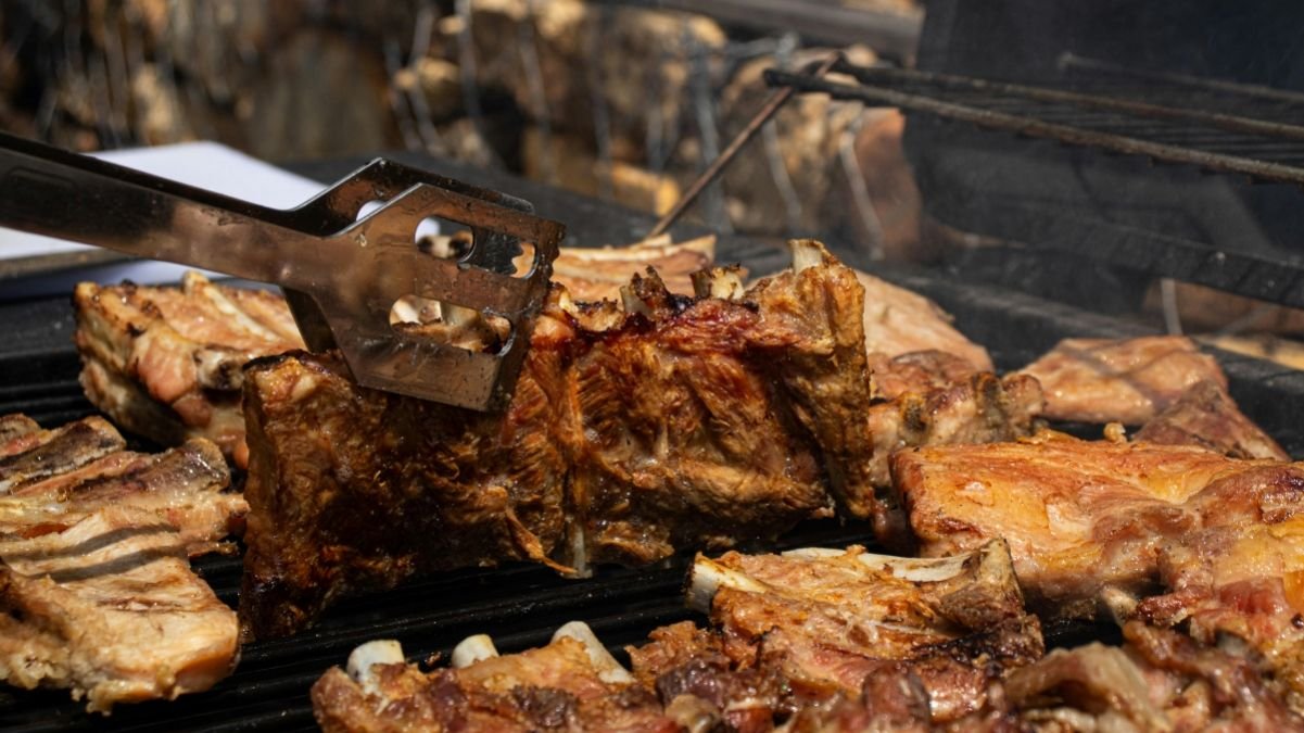 Carne asándose a la parrilla