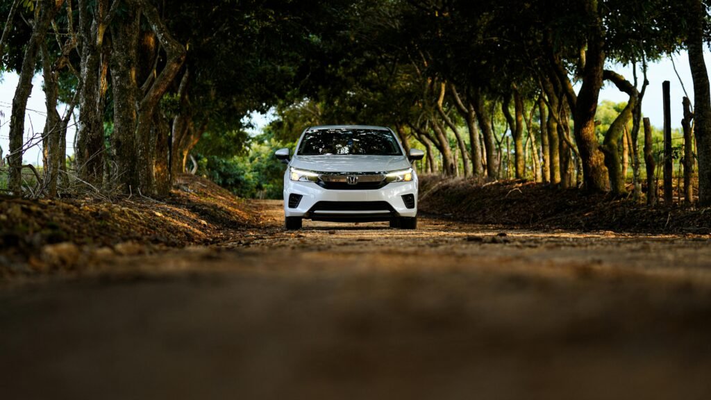 Docente transitando camino rural hacia una escuela