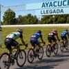 Ciclistas compitiendo en la pista del Ayacucho Cicles Club y anuncio de su cena aniversario.