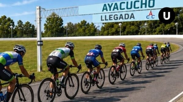 Ciclistas compitiendo en la pista del Ayacucho Cicles Club y anuncio de su cena aniversario.
