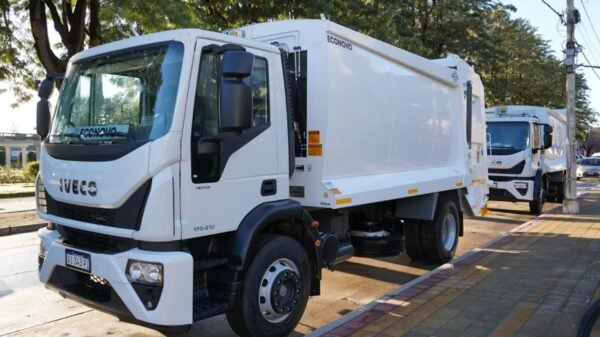 Dos camiones Iveco 0 km con cajas compactadoras adquiridos por la Municipalidad de Ayacucho.
