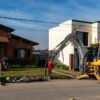 Operarios municipales realizando trabajos de bacheo y reparación asfáltica en una calle de Ayacucho.
