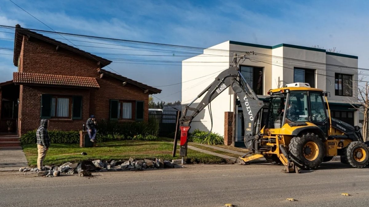 Operarios municipales realizando trabajos de bacheo y reparación asfáltica en una calle de Ayacucho.